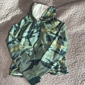 Camo cropped hoodie